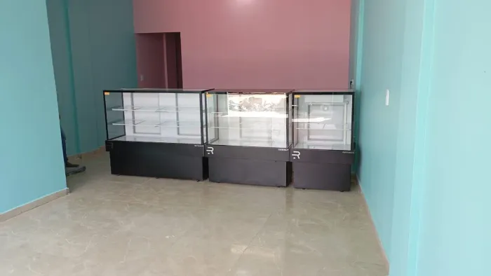 Balcão Vitrine Expositor Refrigerado Refrimate para frios, embutidos e tortas em até 10x