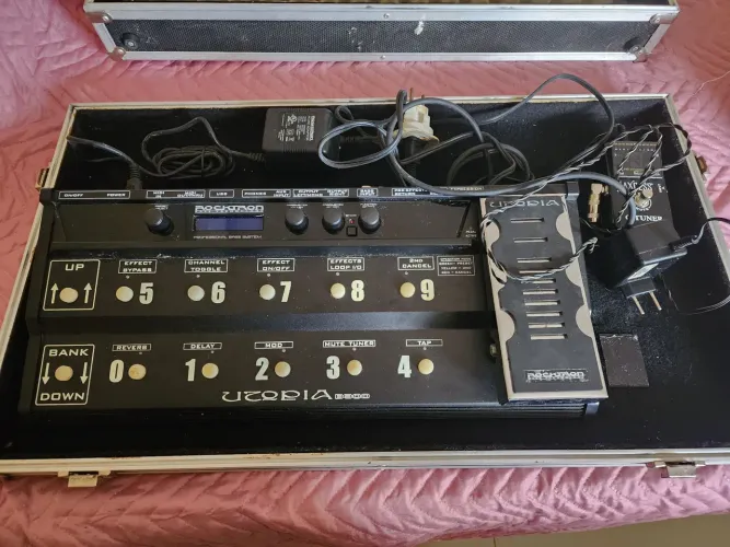 Pedaleira rocktron utopia b300 com pedal afinador.