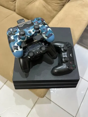 PlayStation 4 PRO, com 3 controles e carregador Portátil