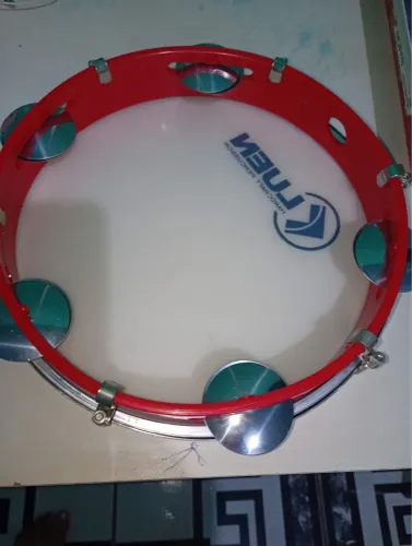 Vende se um pandeiro novo , ideal pra quem deseja tocar um instrumento musical  