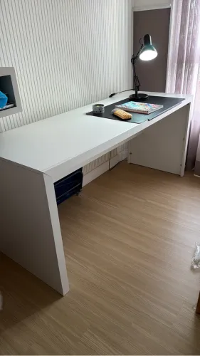Mesa de escrivaninha branca, grande e em ótimo estado. 