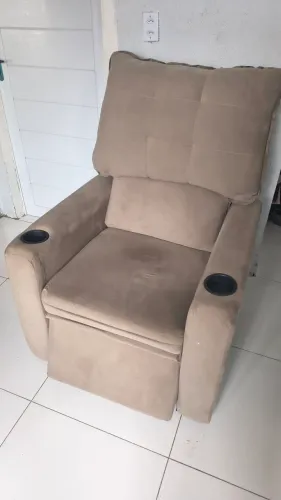 Poltrona do papai, reclinável BERFLEX. De 300,00 por 250,00. Pouco tempo de uso.