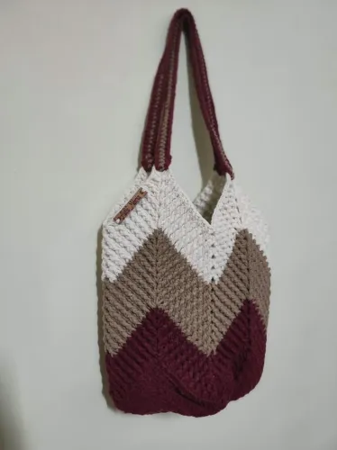 Bolsa artesanal de crochê, Tam M, Nova, cores off white, bege e vinho.