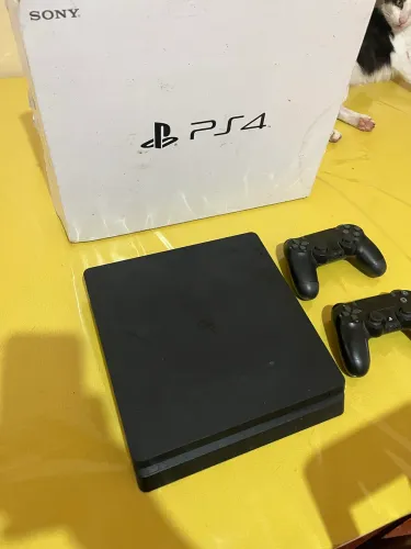 PS4 slim + 2 jogos