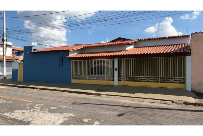 Casa três quartos, sendo uma suite