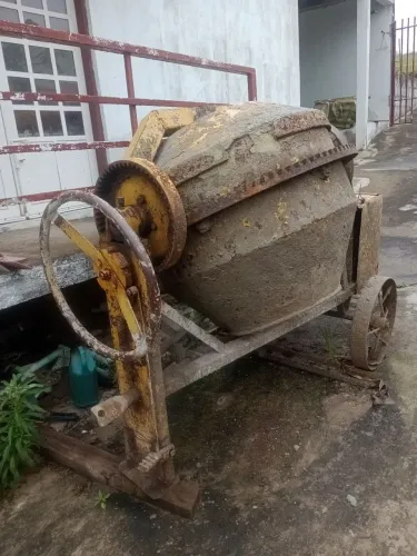 Betoneira reforçada antiga