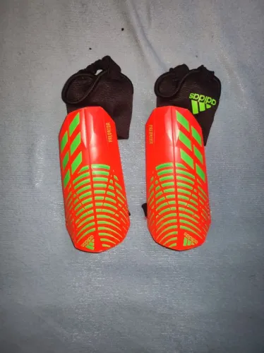 Caneleira Adidas com tornozeleira