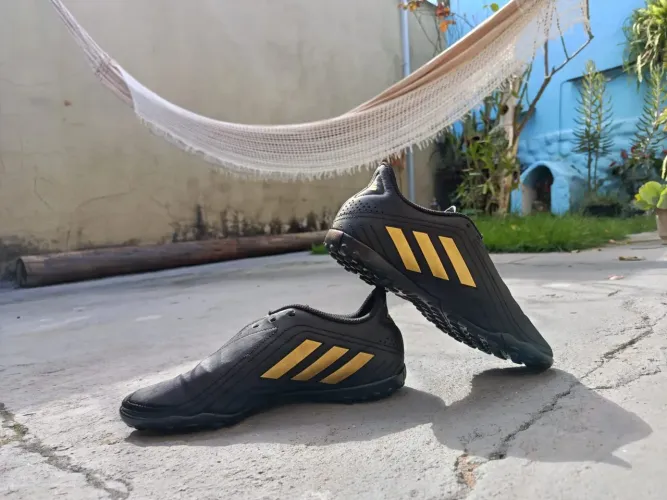 Chuteira Adidas society original, pouco uso, sem rasgos, tamanho 38