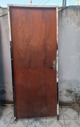VENDO PORTA COM FORRA 2,10 DE ALTURA POR 80 CM DE LARGURA