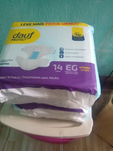 2 pacotes de fraldas descartaveis adulto com 14 fraldas cada pacote,tamanho EG