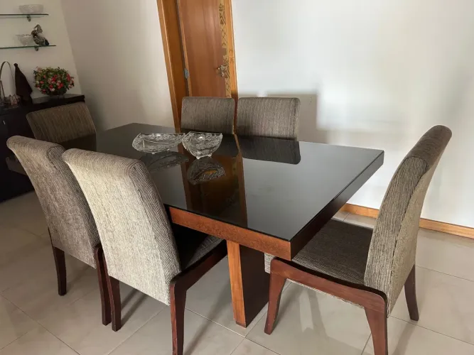 Mesa de jantar com 6 cadeiras