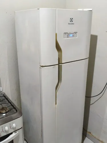 Geladeira Eletrolux Frost Free com defeito 