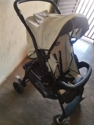 Carinho Semi novo com bebê conforto novo. Borigoto