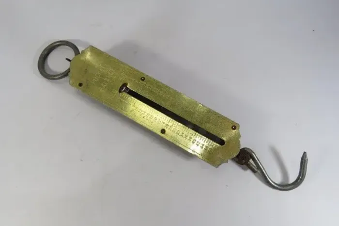 ANTIGA BALANÇA DE MÃO para sacarias. Não consta o fabricante. Pesa em Quilos e Libras (50 