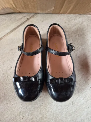 Sapato preto tipo boneca marca Ludique tamanho 27