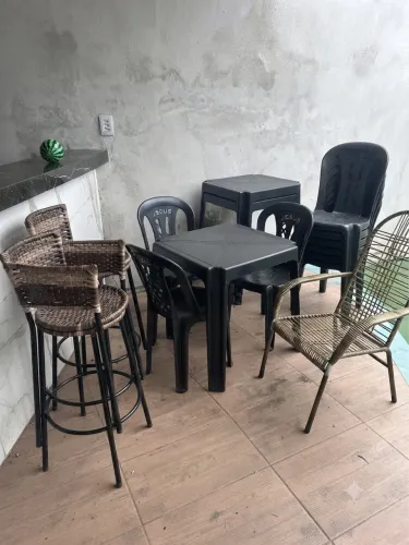 Mesas e cadeiras