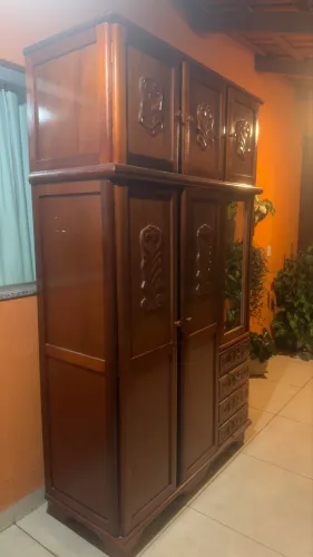 Vendo guarda roupas de madeira cedro bem conservado 