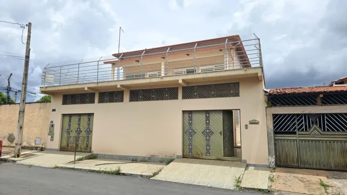 Casa de Alto Padrão à Venda na Água Branca Goiânia/GO Terreno: 372,50m² | Área construída