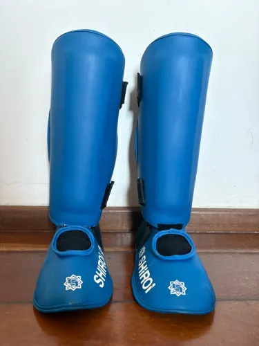 Caneleira Shiroi Karate Azul Adulto
