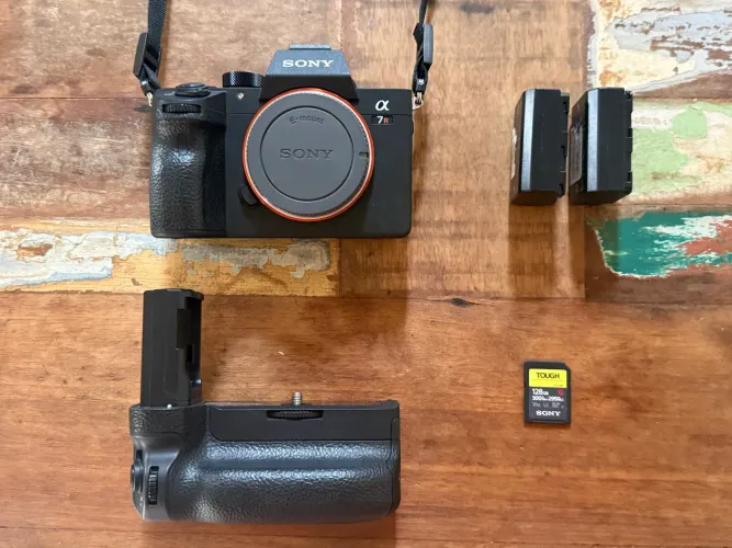 SONY A7RIII A7R III 3 com Batterygrip original e SD Tought-G 128GB