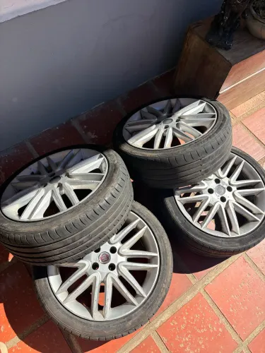 Jogo de rodas + 2 pneus meia vida (FIAT)