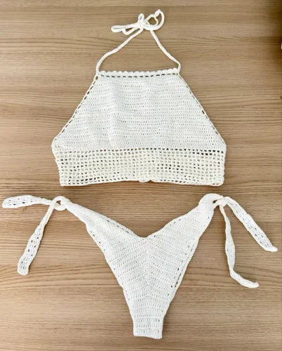 Biquini de crochê branco com forro cropped top com calcinha aviador 