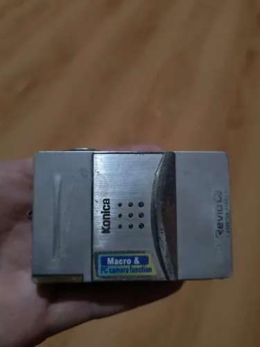 Máquina digital antiga Konica para coleção ou decoração