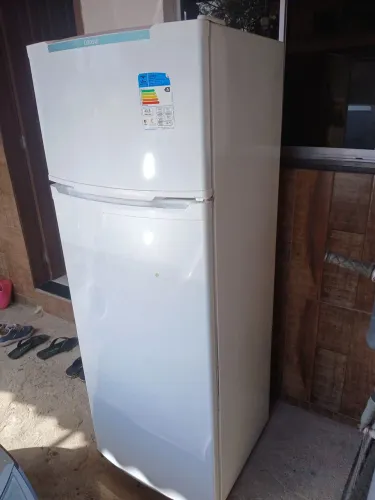 VENDO BARATA GELADEIRA AINDA NOVA MAS COM DEFEITO