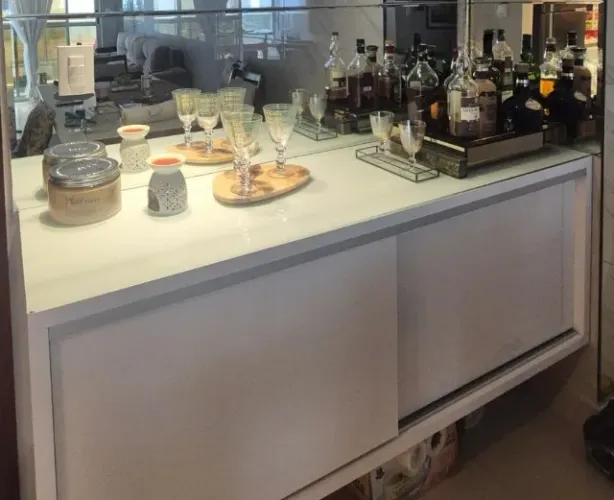 Buffet/aparador em laca com portas de correr.