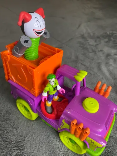 Carro Surpresa do Coringa da linha Fisher-Price Imaginext DC Super Friends