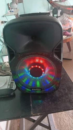 Vendo caixa de som grande 220v pra quem tem em casa pega pen-drive Bluetooth rádio entrgo