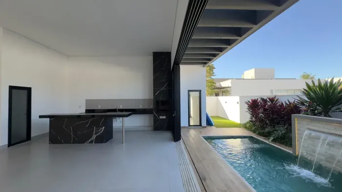 Casa com 295 m² de construção e vaeanda gourmet no Condomínio Jardins Gênova