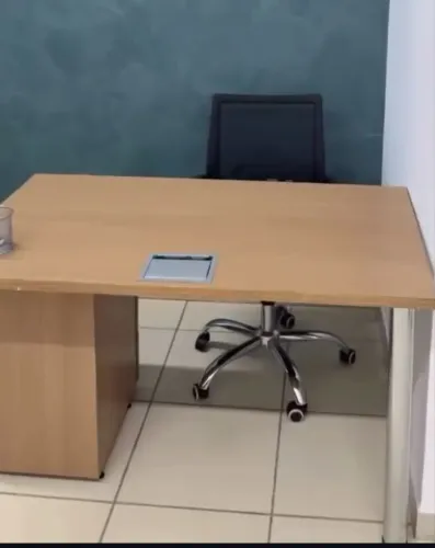Mesas de escritório com gavetas