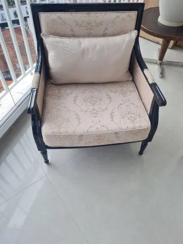 Poltrona de estilo linda laqueada preta ,tenho duas poltronas
