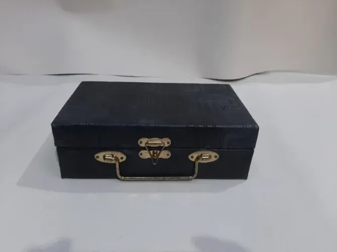 Caixa Organizadora Maleta em Couro Sintético Preto com Forro Vermelho (22x13x7cm)