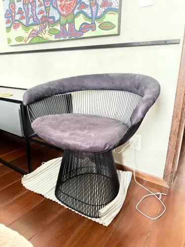 Cadeira Platner em veludo azul e estrutura preta - original 