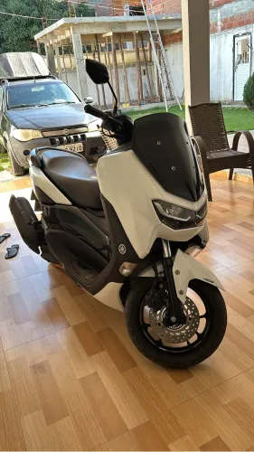 Único dono 8.000 km rodado. Muito nova