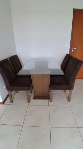 Mesa com 4 cadeiras