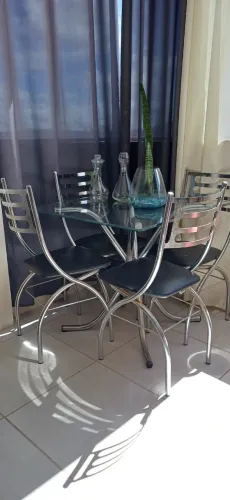 Mesa de jantar quadrada, tampo de vidro mais 04 cadeiras