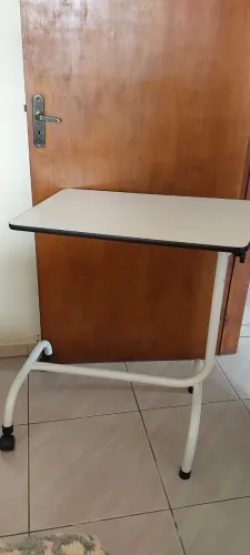 Mesa para refeição no leito simples