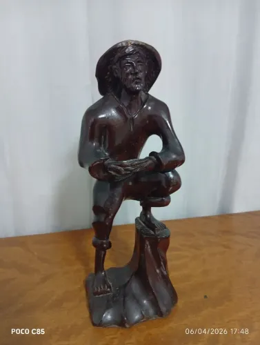 Estatueta em madeira maciça