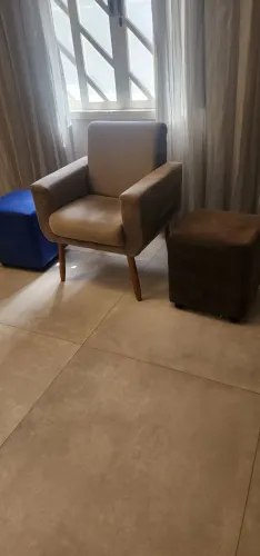 Vendo uma poltronas e dois pufs