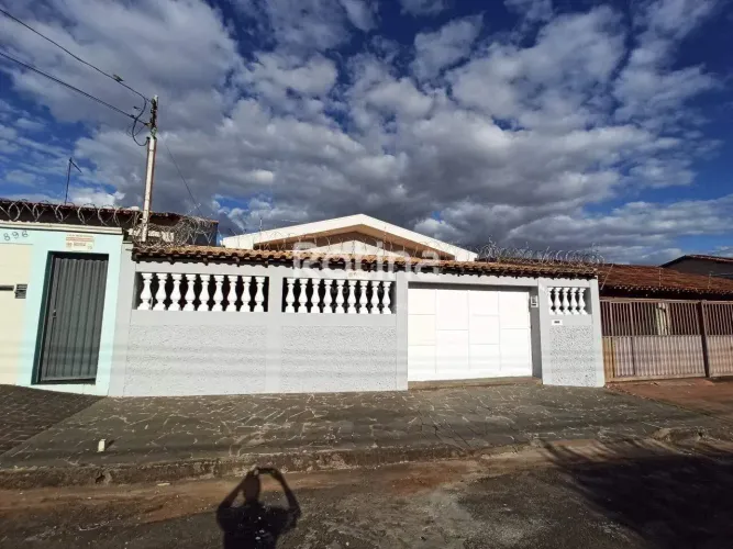 Casa para alugar, 3 quartos, Brasil - Uberlândia/MG - Rotina Imobiliária