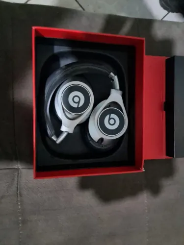 Beats executive com cancelamento de ruido