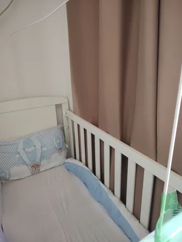 Berço americano com grade móveil e colchão 