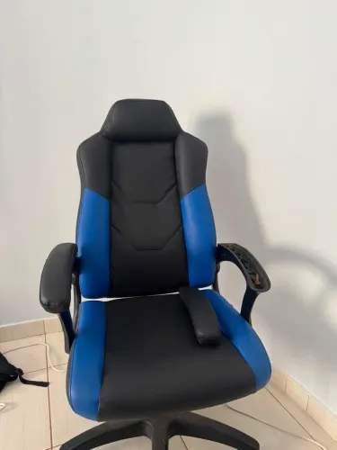 Vendo cadeira gamer azul/ preta ,semi nova! Com detalhes apenas nos apoio de braço $600