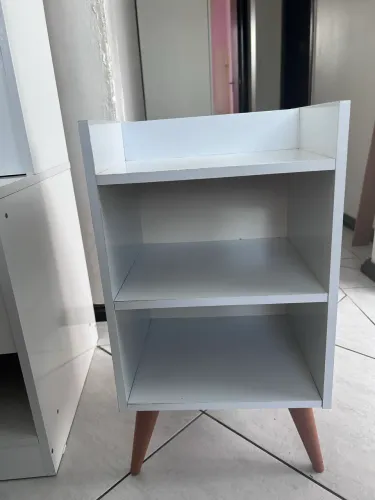 Escrivaninha e criado mudo