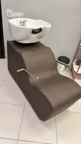 Móveis para salão de beleza marrom