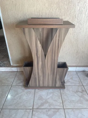 Púlpito para igreja com dois vasos