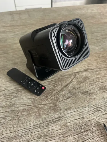 mini projetor portátil, especificamente o modelo HY320